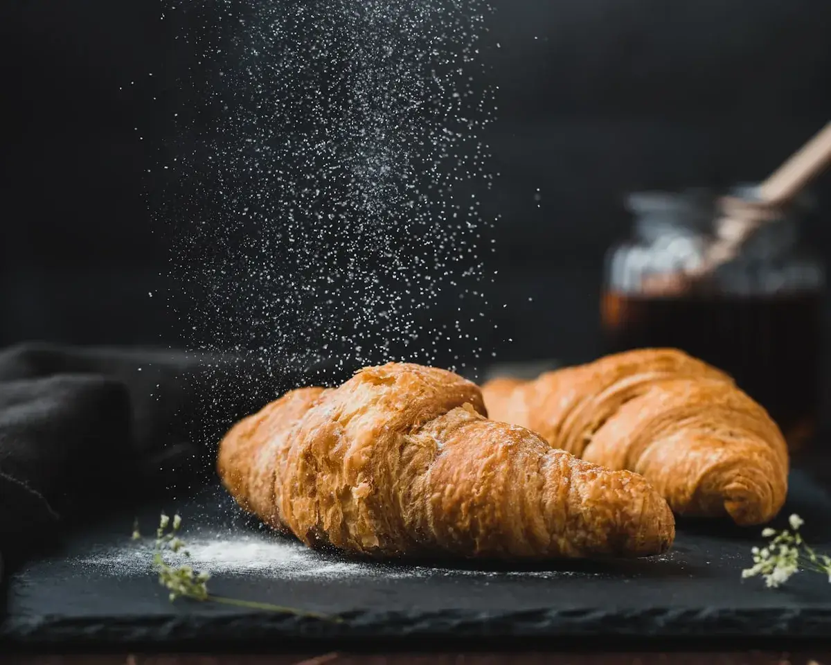 Croissants pur beurre dorés saupoudrés de sucre glace